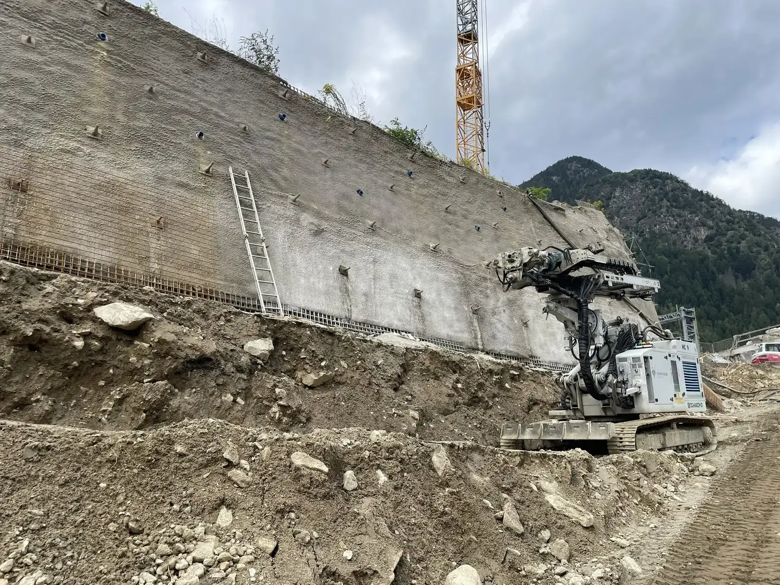 Perforatrice Comacchio MC9 su parete chiodata a Fortezza